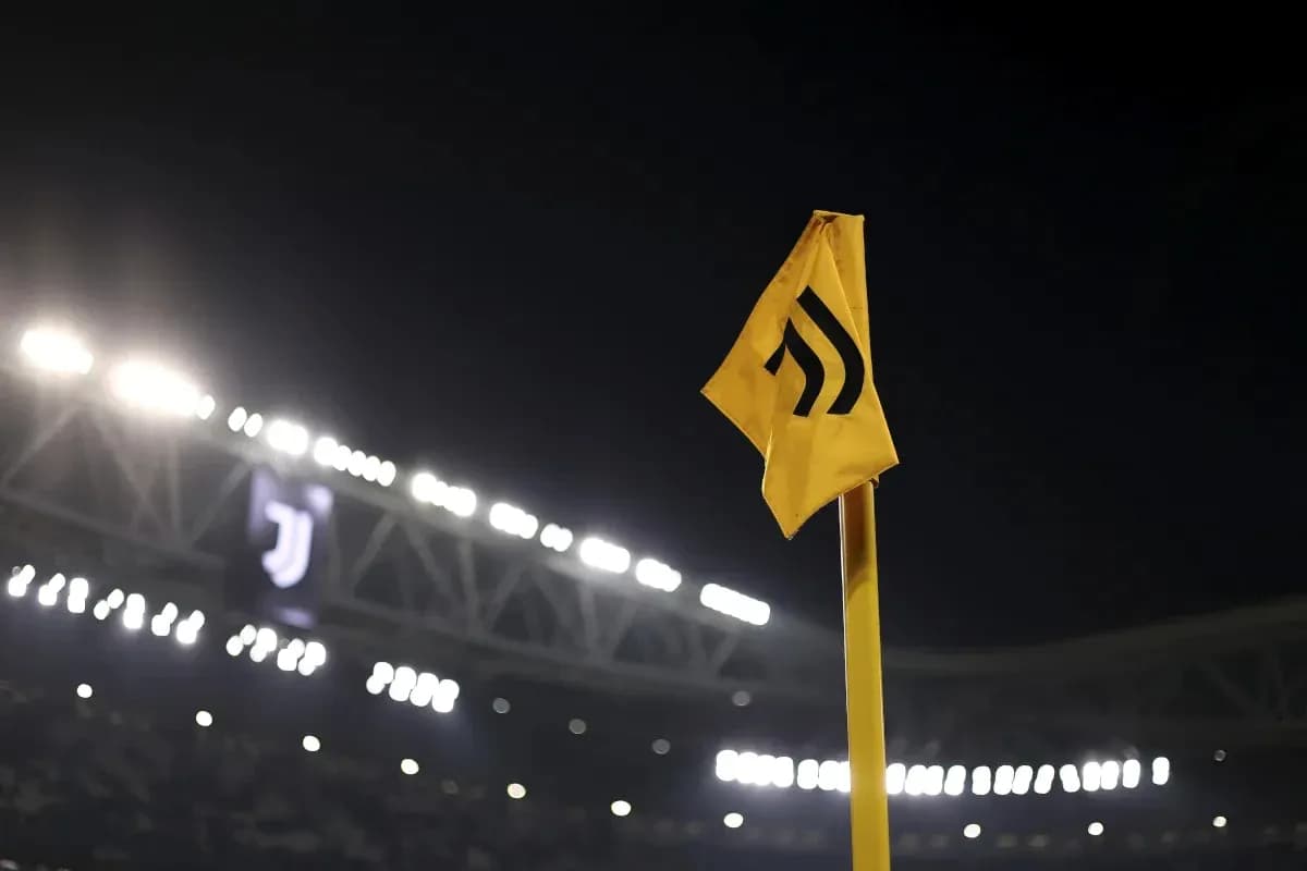 Esquina amarilla del estadio de Juventus iluminada