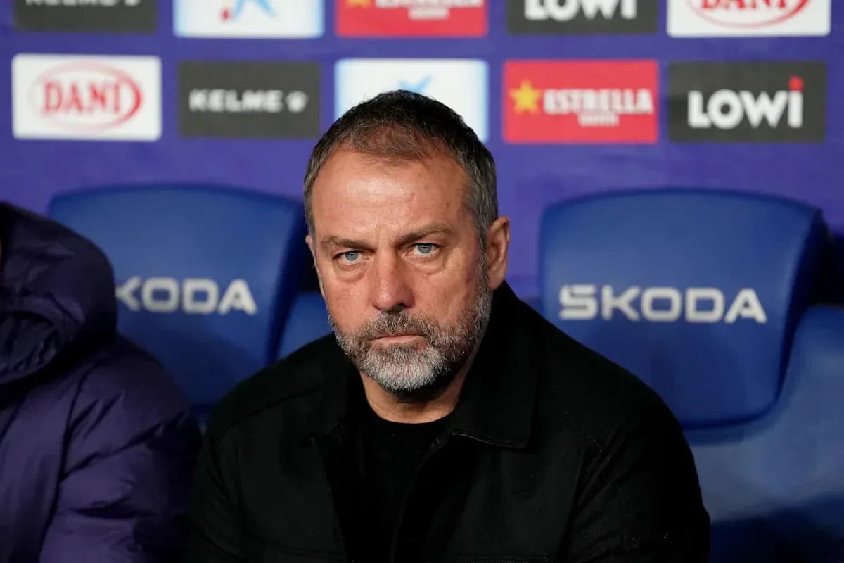 Entrenador sentado en el banquillo durante el partido
