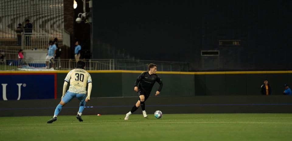 Jugador de Colorado Springs driblando a El Paso