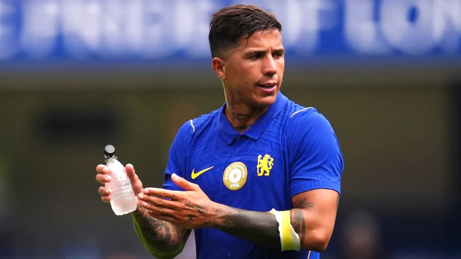 Jugador de Chelsea sosteniendo una botella de agua