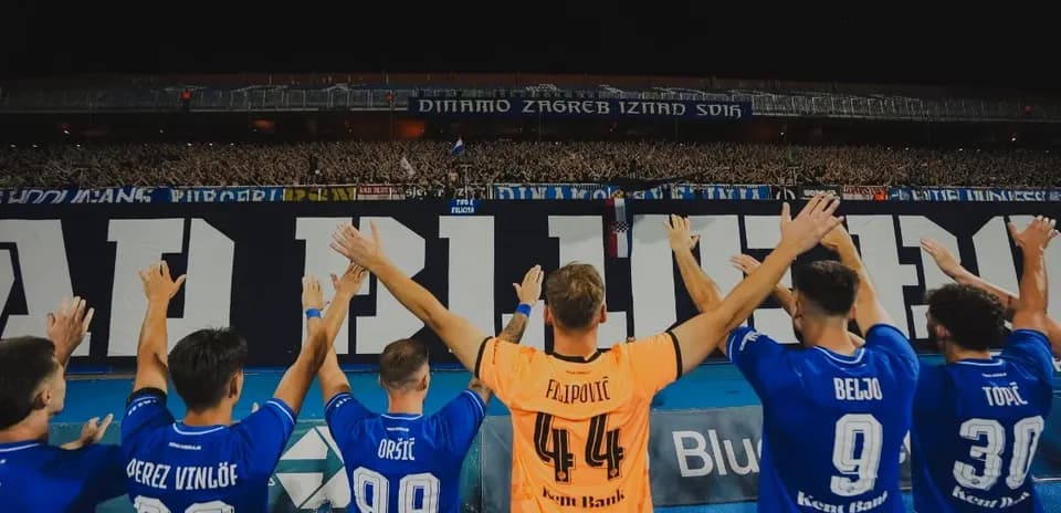 Jugadores de Dinamo Zagreb celebrando con la afición