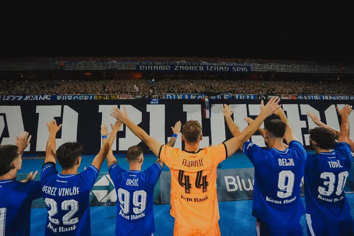 Jugadores de Dinamo Zagreb celebrando con la afición