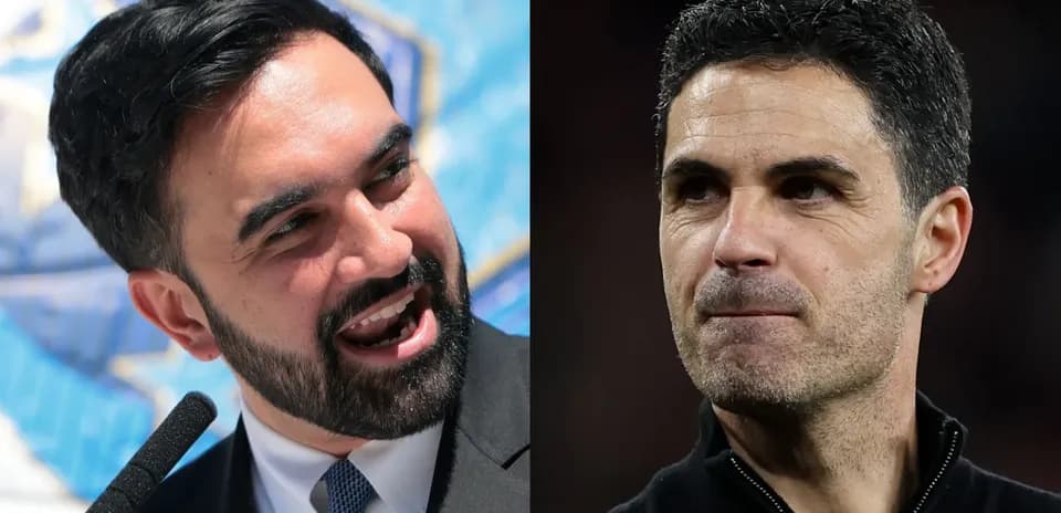 Dos hombres hablando en un evento deportivo
