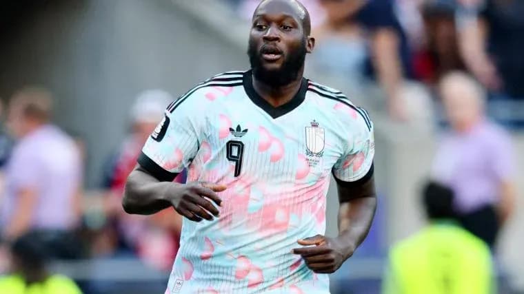 Jugador corriendo en partido con camiseta de Bélgica