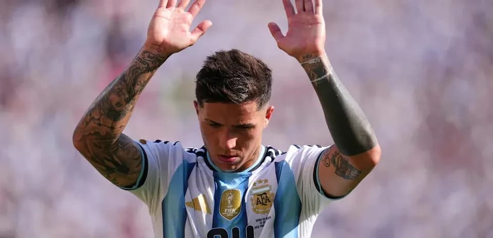 Jugador argentino con la camiseta número 24 levantando las manos