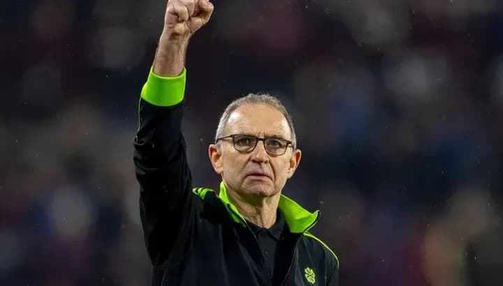 Entrenador levantando el puño en celebración