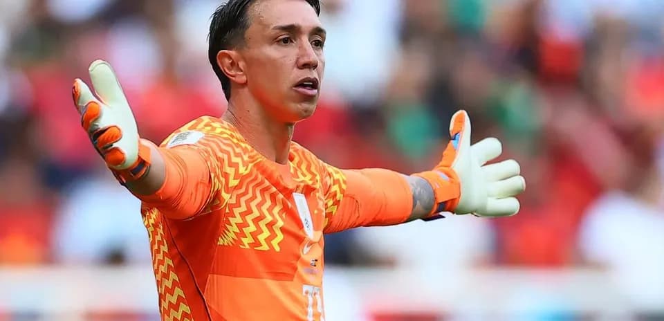 Portero señalando durante partido de fútbol