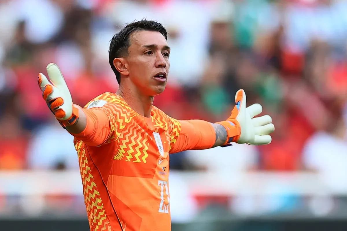 Portero señalando durante partido de fútbol
