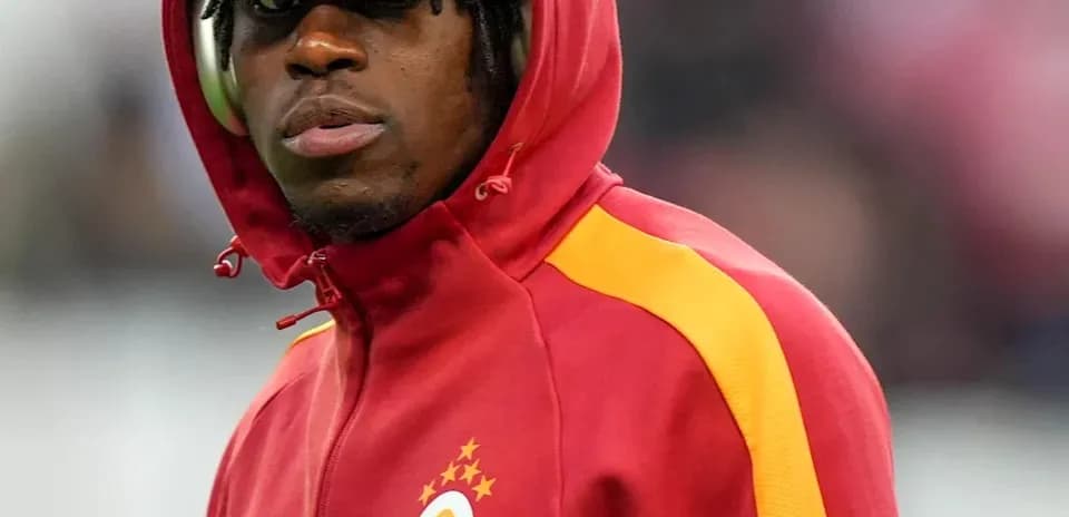 Jugador de Galatasaray con sudadera roja y gorra