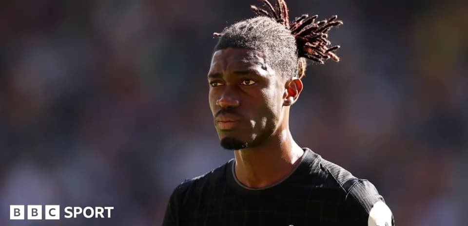 Jugador de Tottenham en uniforme durante el partido