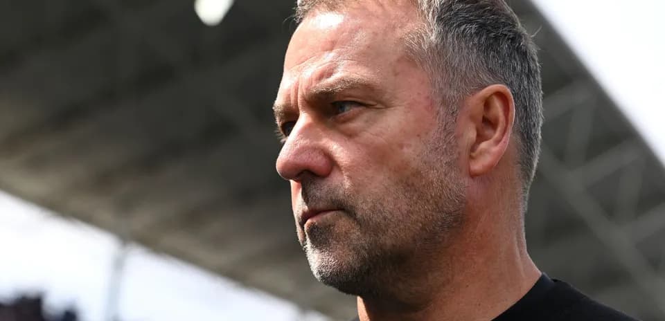 Entrenador observando el partido desde la banda