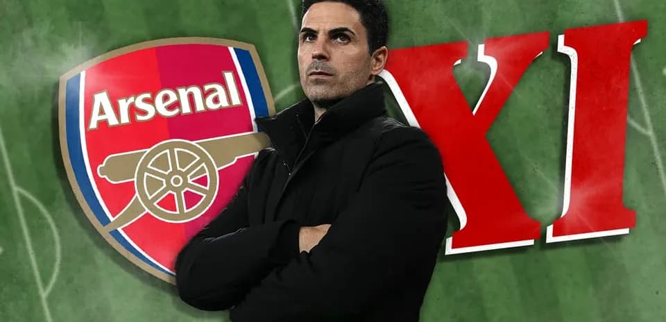 Mikel Arteta junto al logo del Arsenal en el campo
