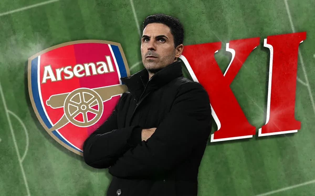 Mikel Arteta junto al logo del Arsenal en el campo