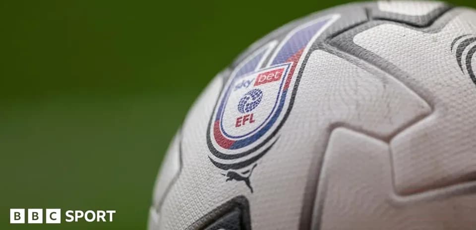 Balón de fútbol con logo de EFL y Sky Bet