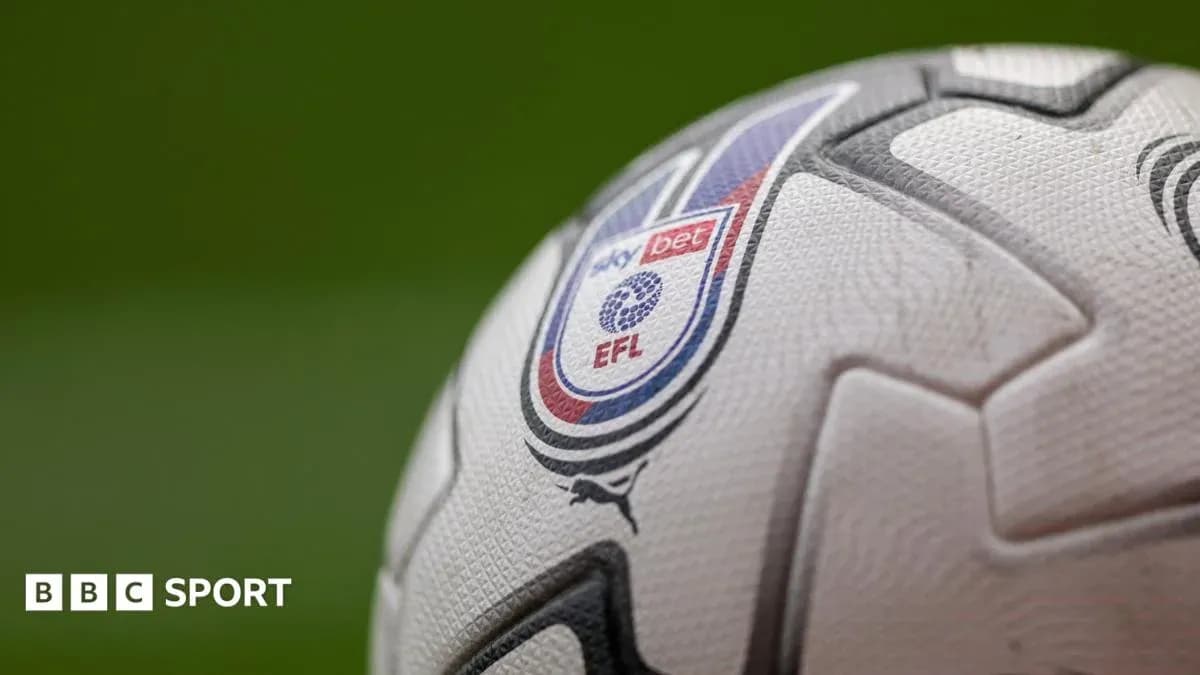 Balón de fútbol con logo de EFL y Sky Bet