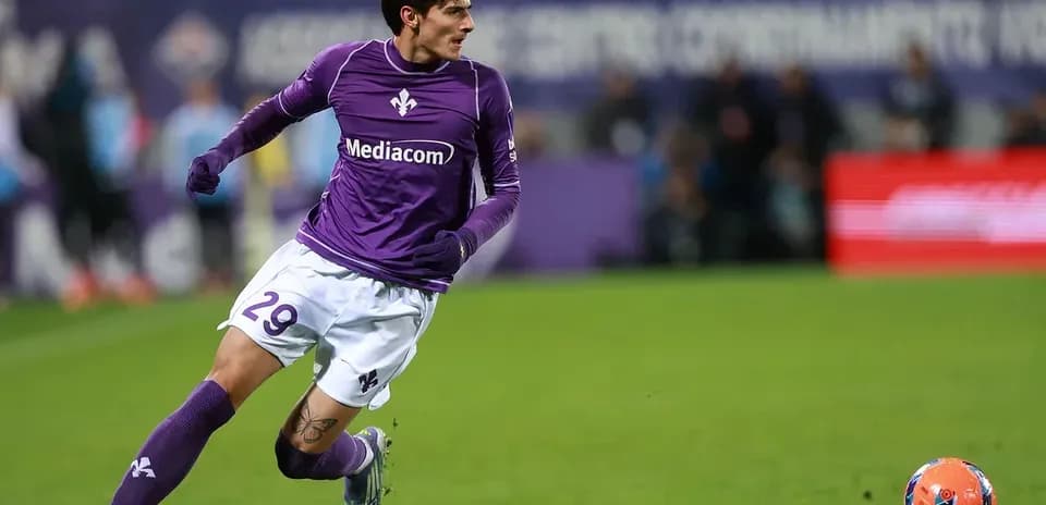 Jugador de Fiorentina corriendo tras el balón