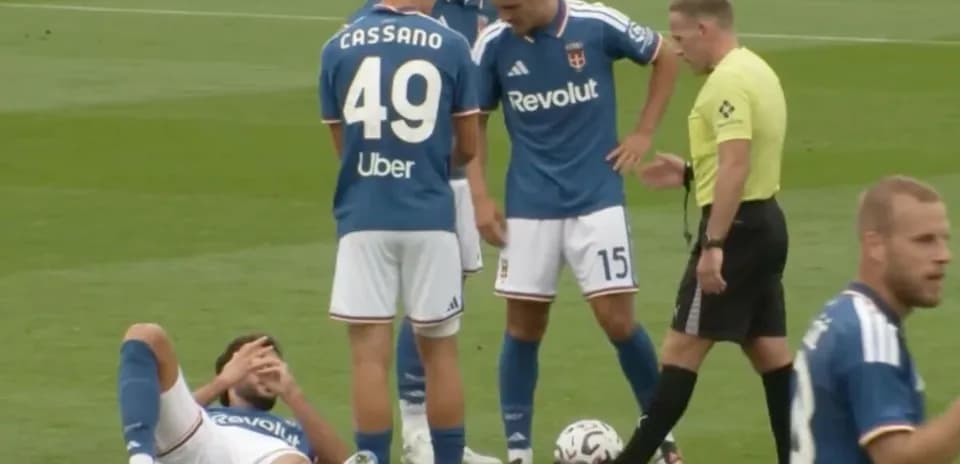 Jugadores rodeando a un compañero lesionado en el campo