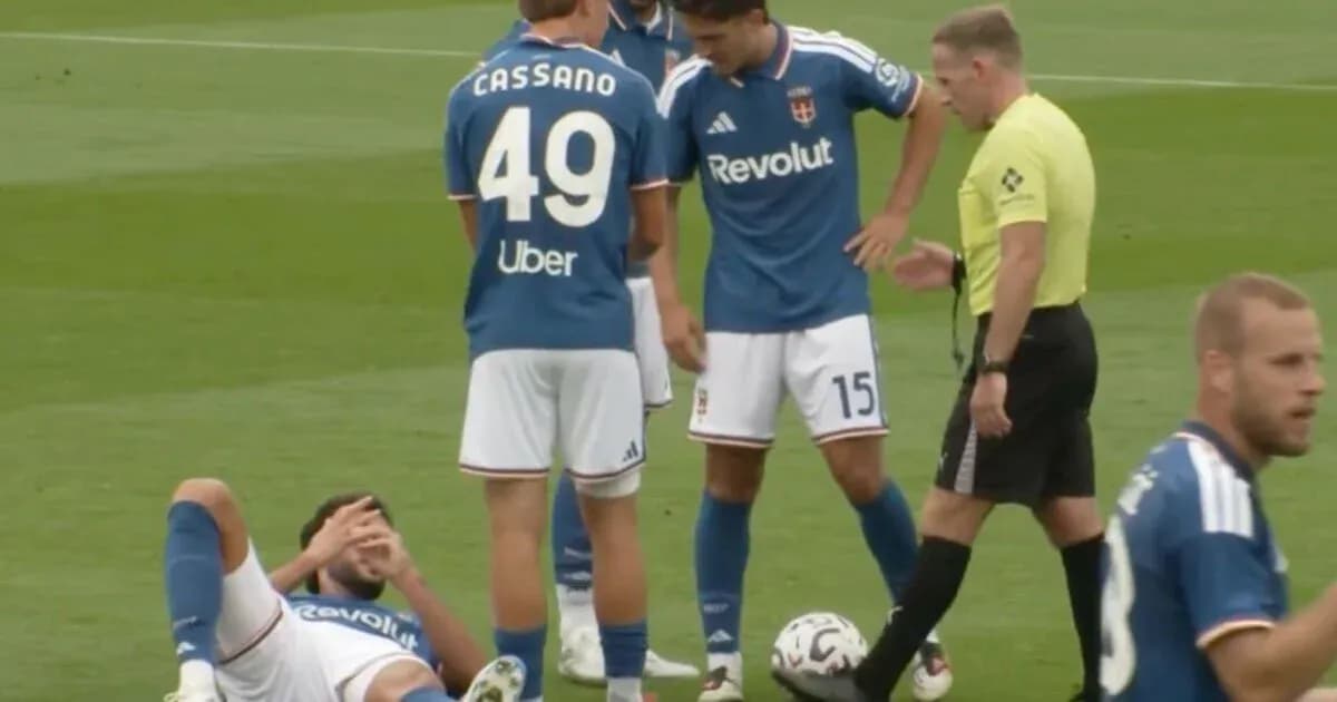 Jugadores rodeando a un compañero lesionado en el campo