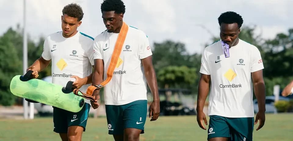 Jugadores de fútbol caminando durante entrenamiento