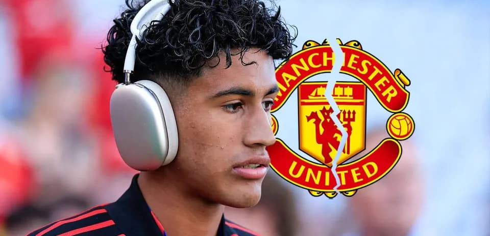 Jugador con auriculares y logo de Manchester United