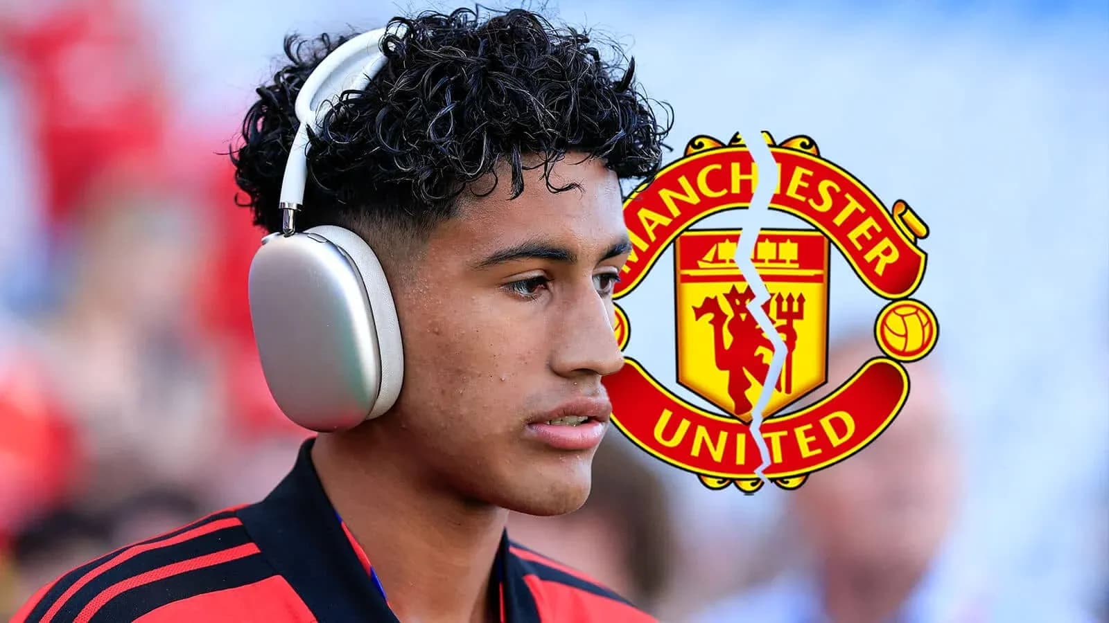 Jugador con auriculares y logo de Manchester United