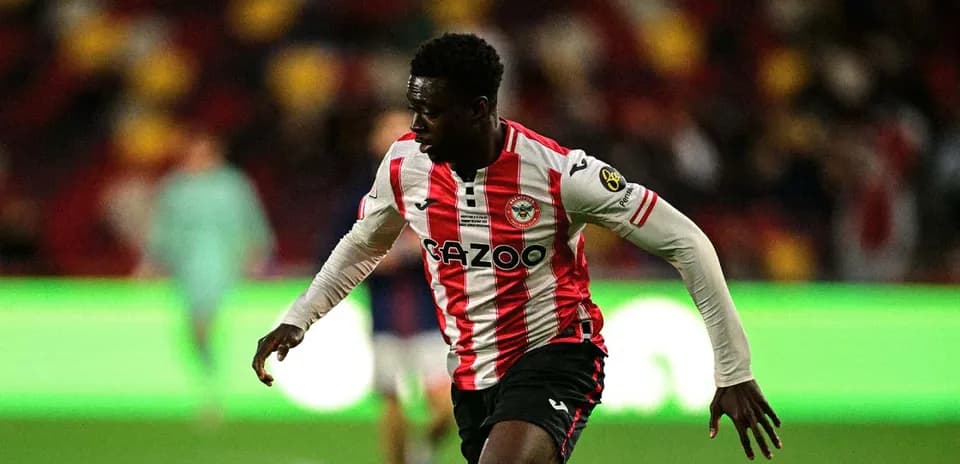 Jugador de Brentford corriendo durante un partido