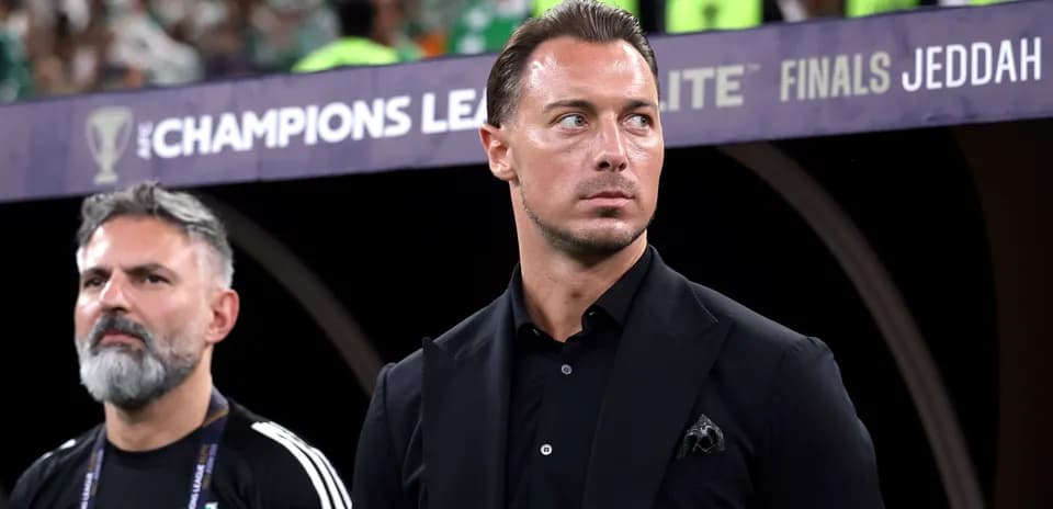 Entrenador en el banquillo durante la final