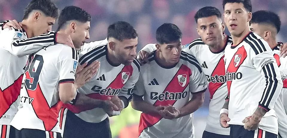 Jugadores de River Plate en una conversación táctica