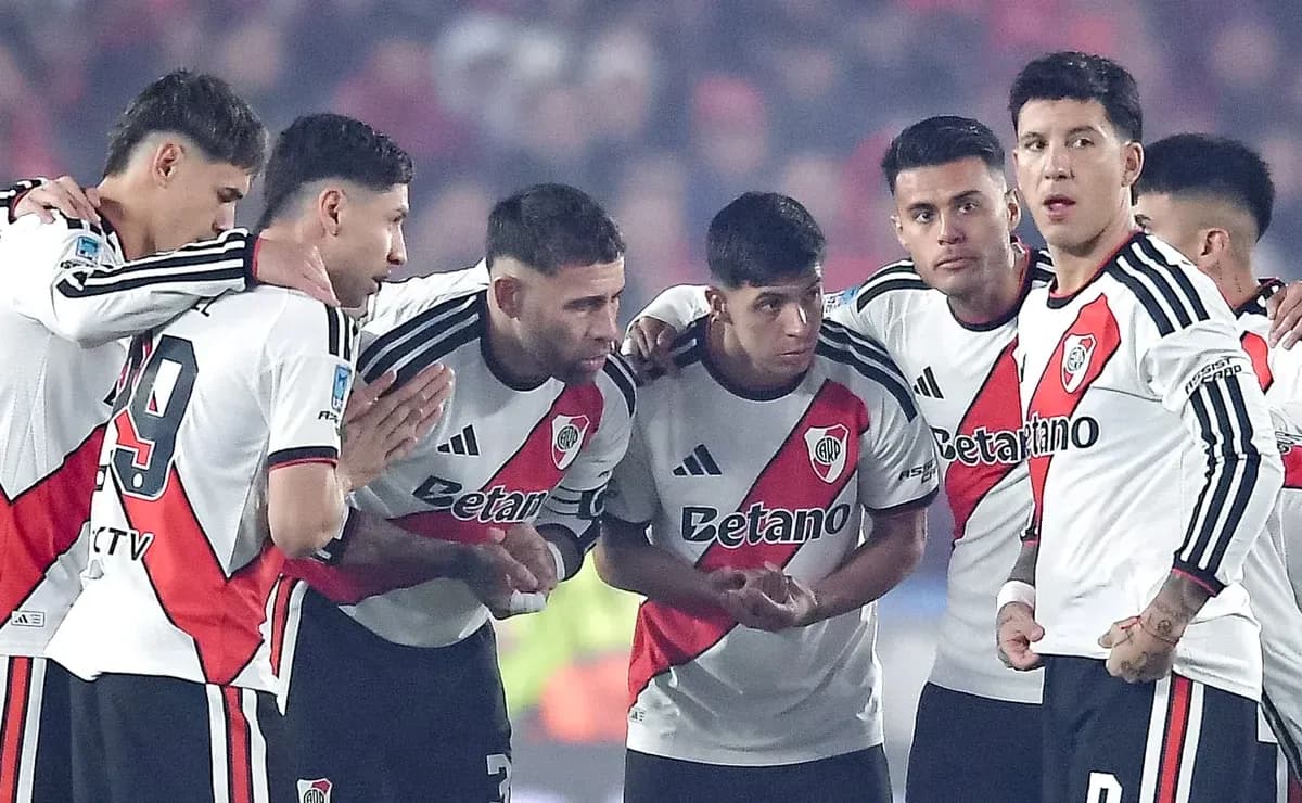 Jugadores de River Plate en una conversación táctica
