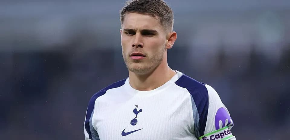 Jugador de Tottenham con camiseta blanca y banda de capitán