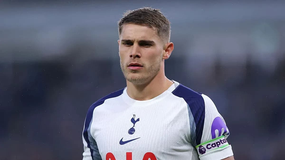 Jugador de Tottenham con camiseta blanca y banda de capitán