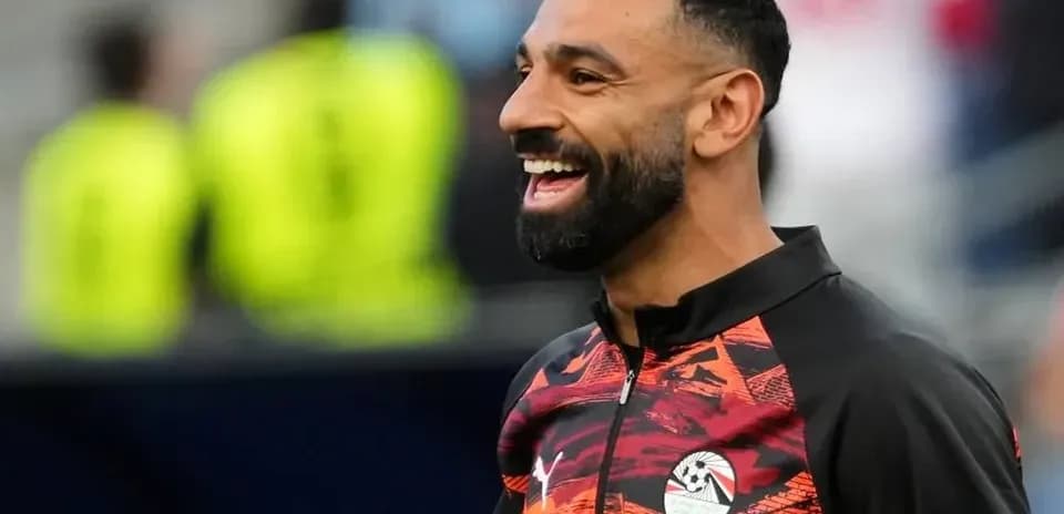 Jugador sonriente en la cancha antes del partido