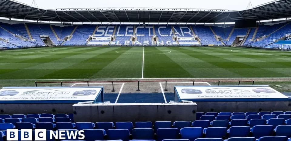 Estadio vacío con césped bien cuidado