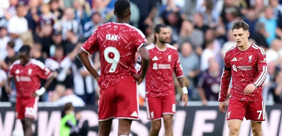 Jugadores de Liverpool en el campo tras una jugada