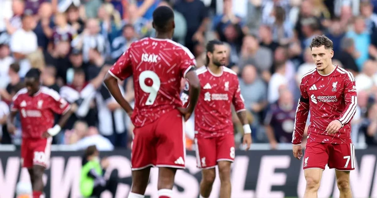 Jugadores de Liverpool en el campo tras una jugada