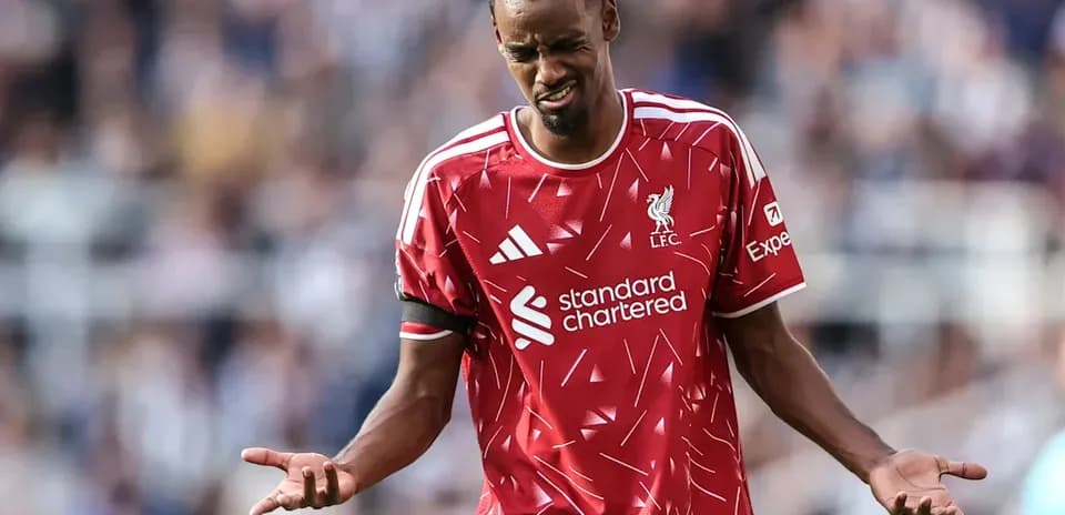 Jugador de Liverpool mostrando frustración en el campo