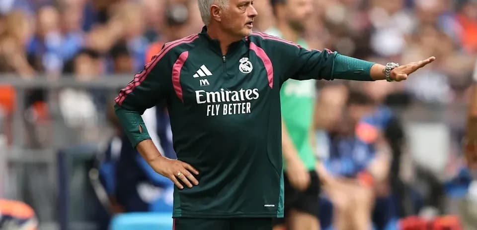 Entrenador de Real Madrid dirigiendo desde la banda