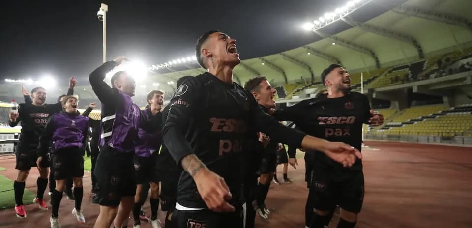 Jugadores celebrando después del partido