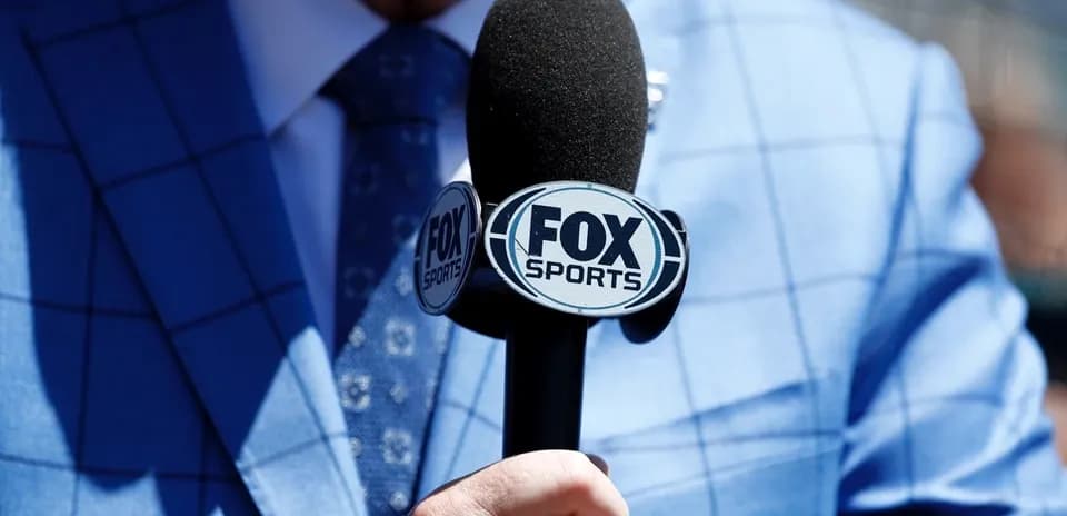 Micrófono de FOX Sports sostenido por una mano