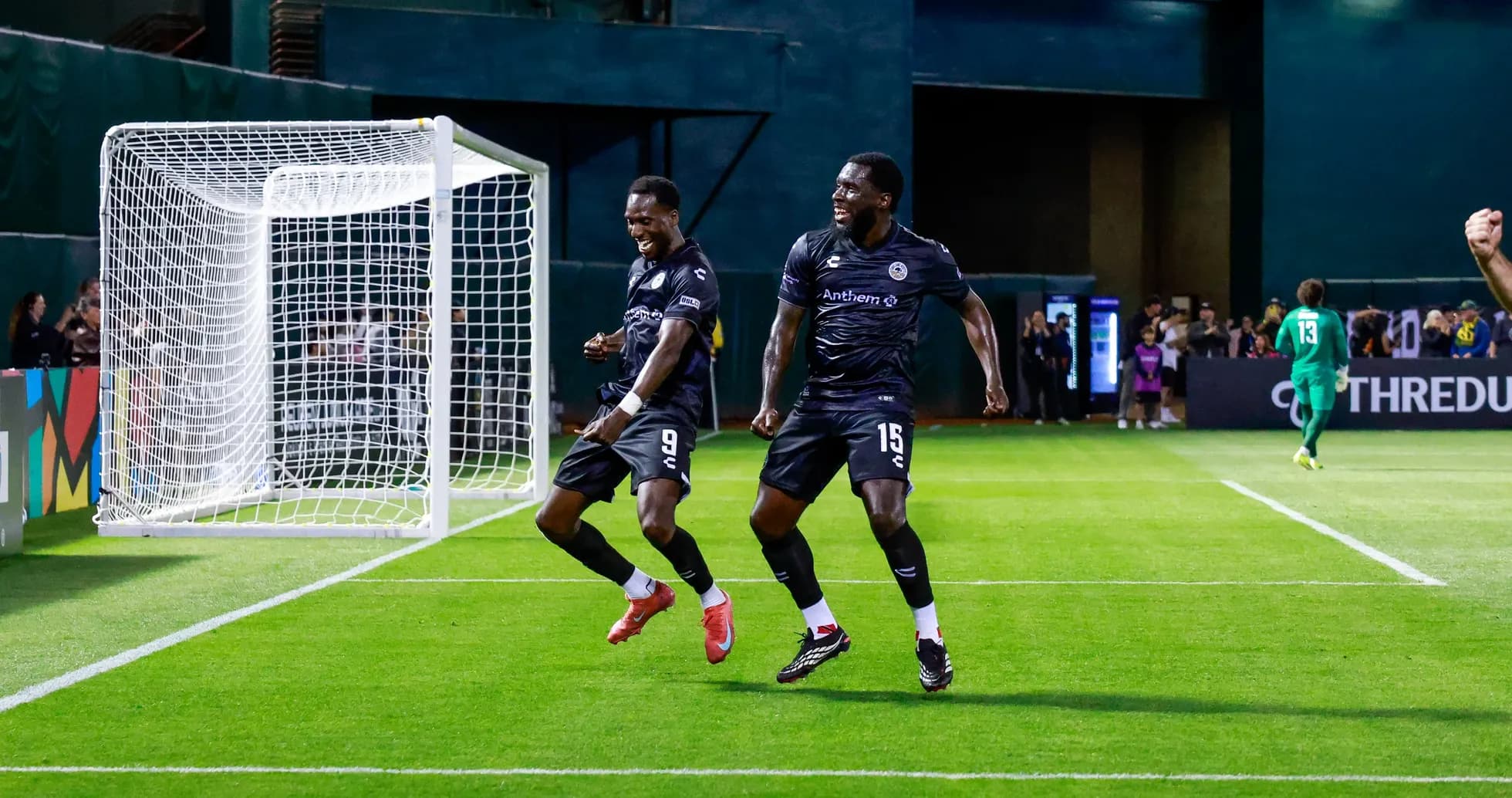 Jugadores celebrando un gol durante el partido