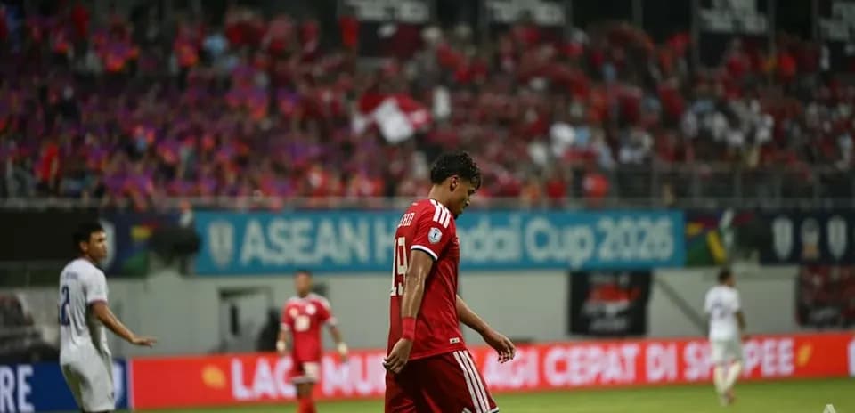 Jugador caminando cabizbajo durante el partido