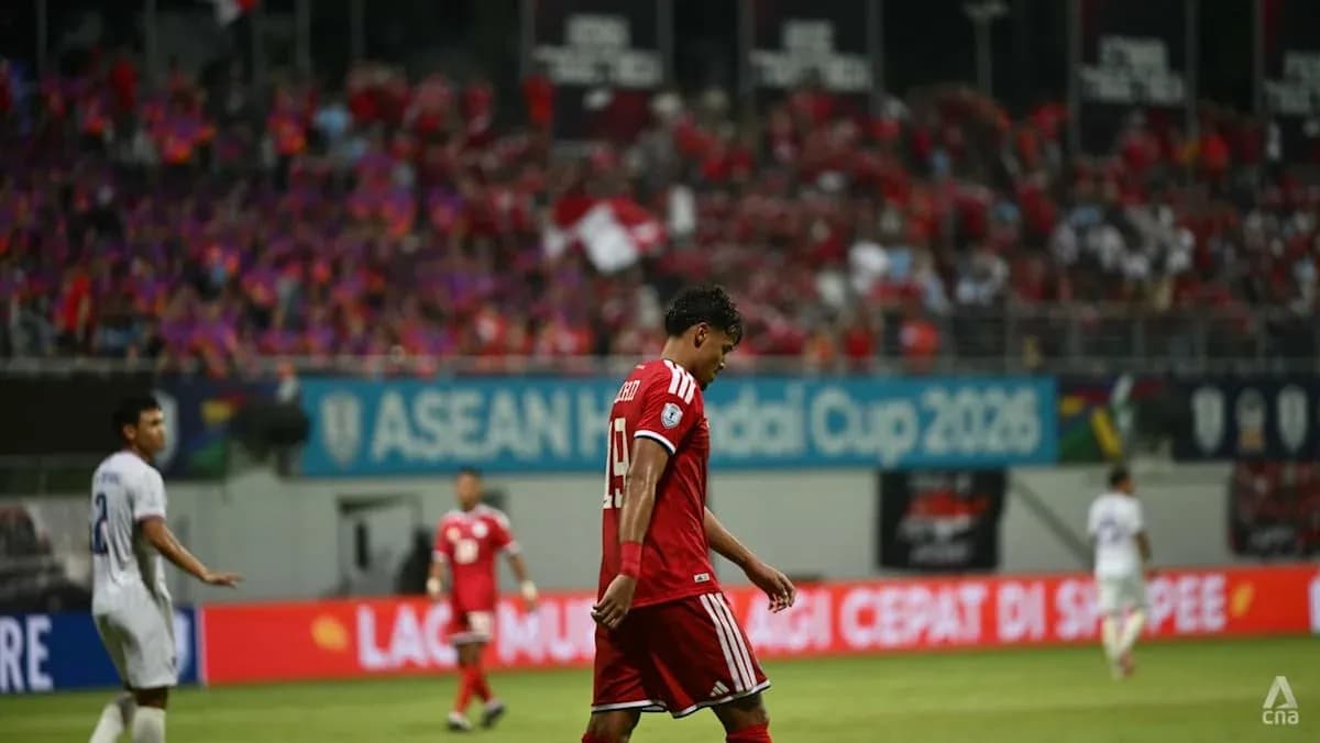 Jugador caminando cabizbajo durante el partido