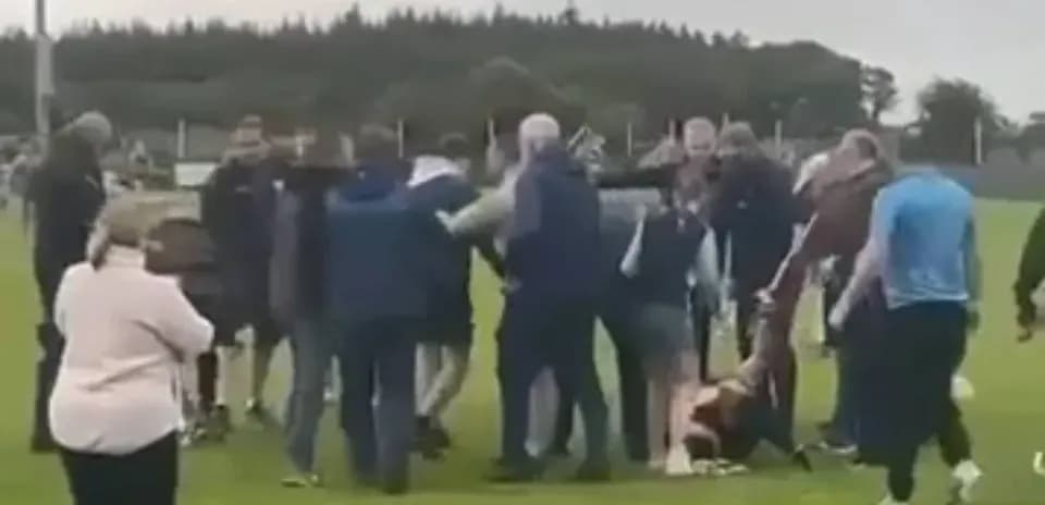 Multitud reunida en el campo de fútbol