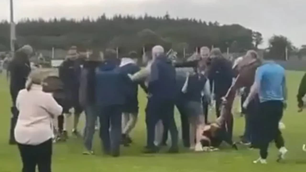 Multitud reunida en el campo de fútbol