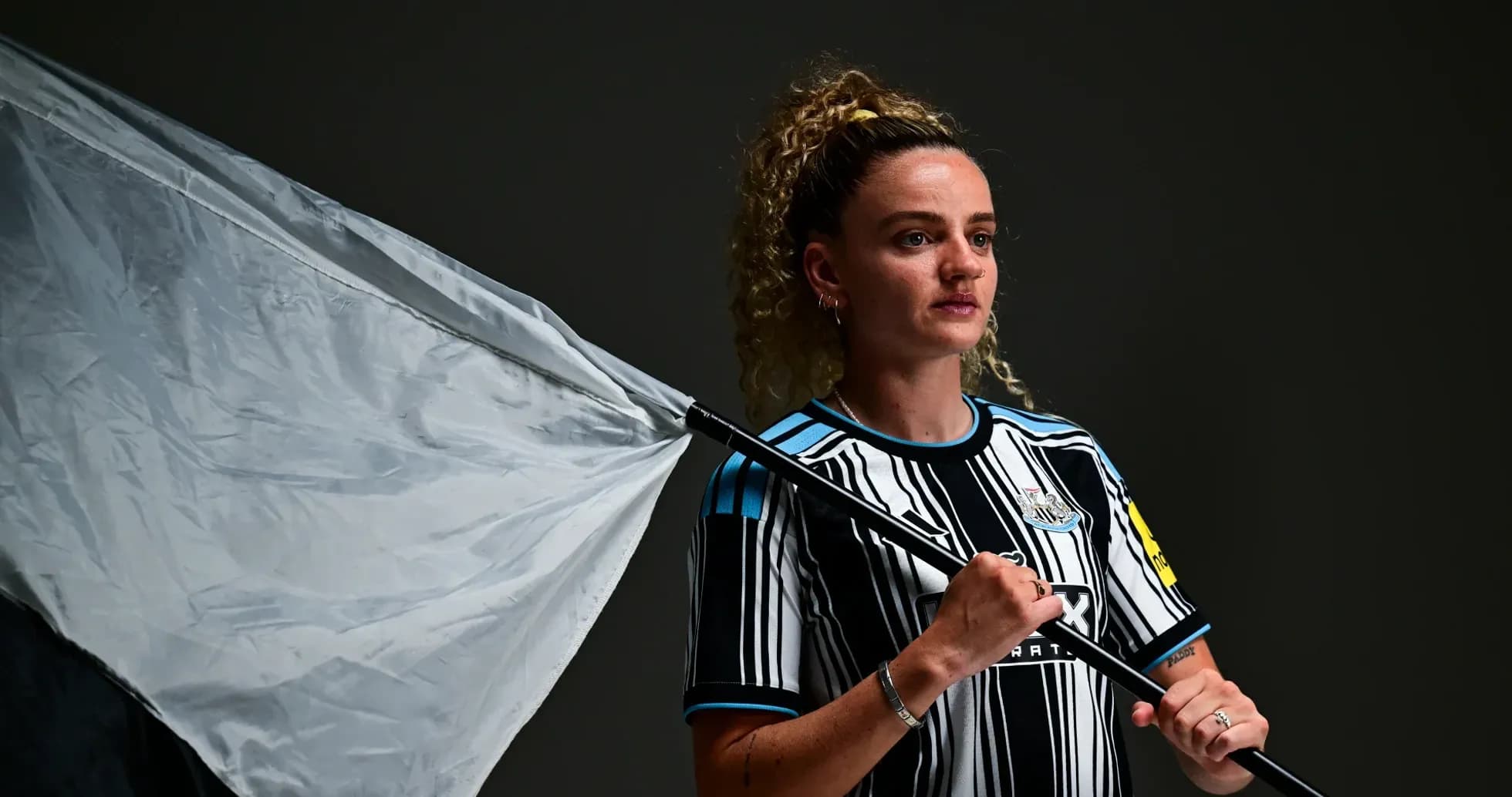 Jugadora sosteniendo una bandera en estudio