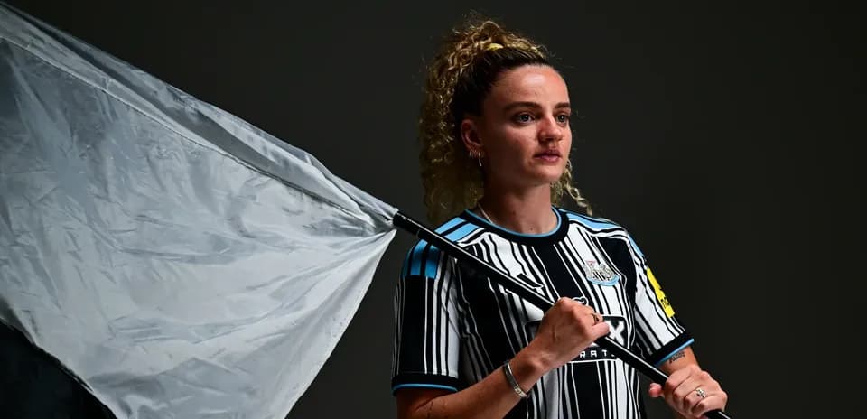 Jugadora sosteniendo una bandera en estudio