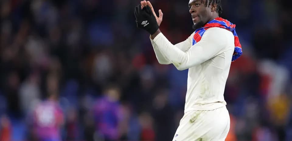 Jugador aplaudiendo a la afición tras el partido