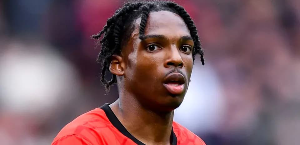 Jugador con camiseta roja mirando hacia la cámara