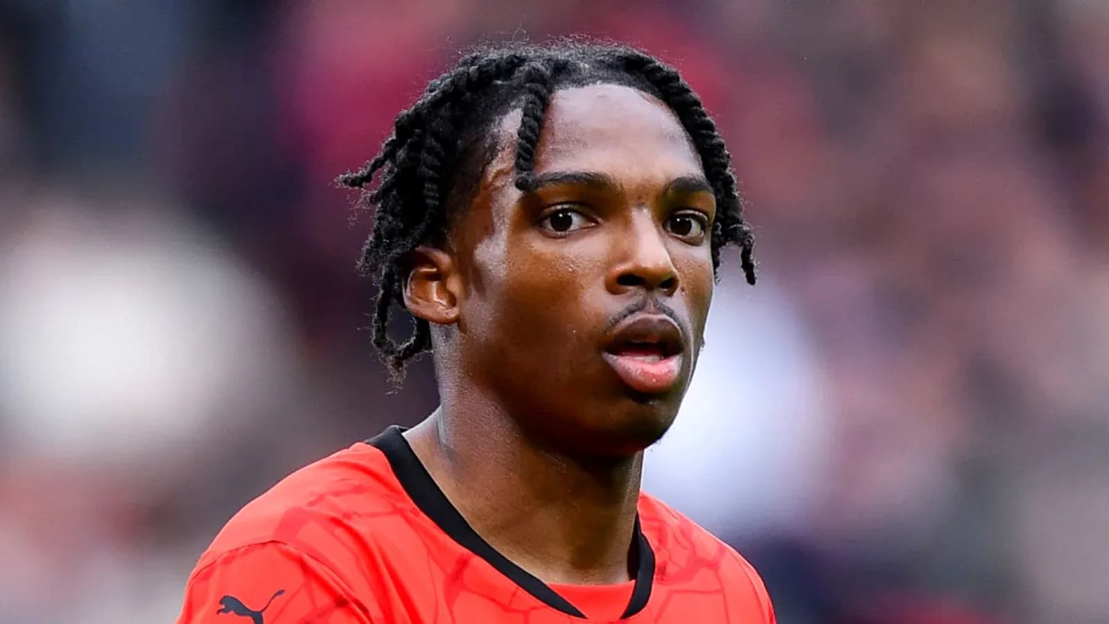 Jugador con camiseta roja mirando hacia la cámara