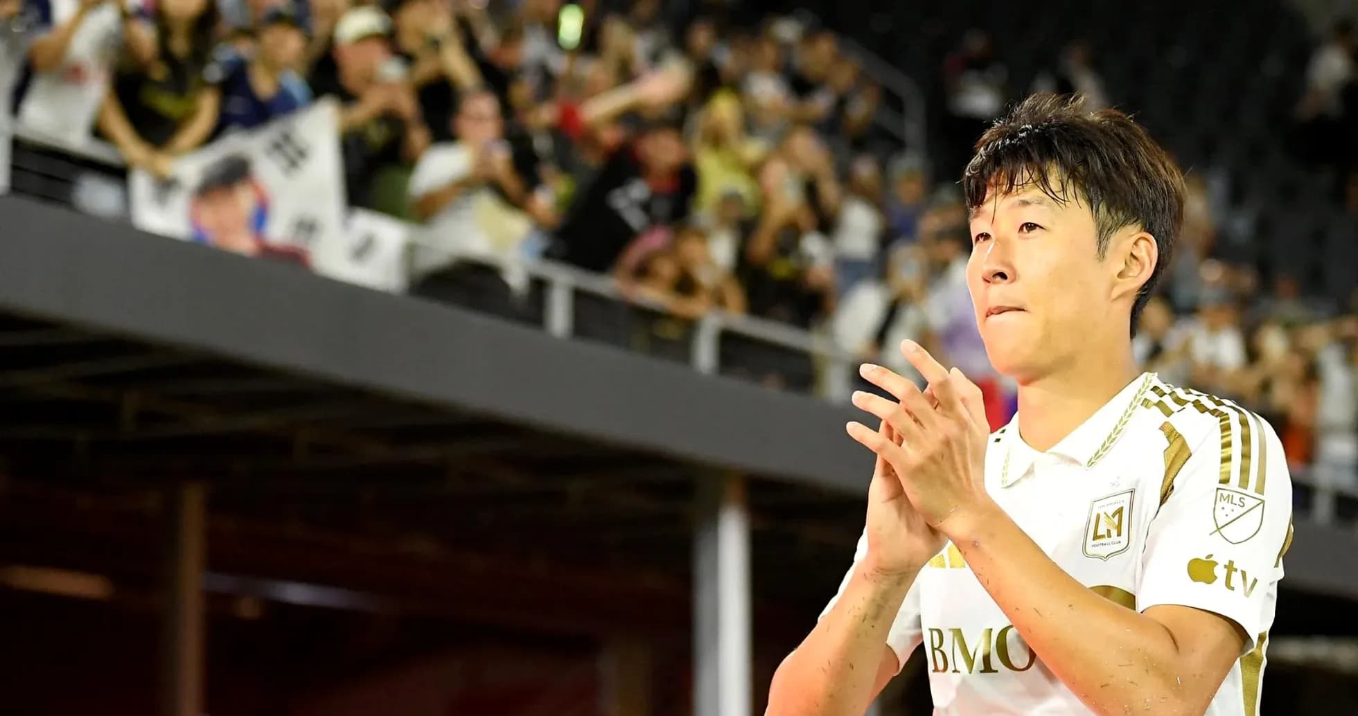 Jugador aplaudiendo frente a la afición en el estadio